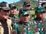 Jenderal-Dudung-Abdurachman-selepas-panen-raya-di-Desa-Mojoarum.jpg