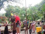 Jerapah-Sejumlah-pengunjung-saat-menikmati-wahana-satwa-jerapah-di-Kebun-Binatang-Surabaya.jpg