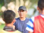 Joko-Susilo-saat-memberikan-pengarahan-kepada-para-pemain-Malang-United.jpg