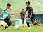 Jonathan-Arya-Prawira-pemain-Arema-FC-U-20-berlaga-di-laga-uji-coba-Arema-FC-vs-Persikoba-Batu.jpg