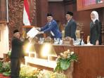 Juru-Bicara-Komisi-A-Sumardi-saat-menyerahkan-penjelasan-terkait-Perubahan.jpg