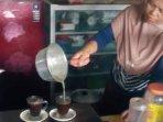 KOPI-TEBU-MEGALUH-Inayah-saat-membuat-racikan-kopi-Tebuireng.jpg