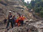 KORBAN-LONGSOR-DITEMUKAN-Petugas-membawa-satu-korban-longsor-di-Sungai-Kaliputih.jpg