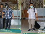 KPK-tampak-keluar-membawa-dua-koper-berwarna-hitam-dari-Kantor-Dinas-Peternakan-Jatim.jpg
