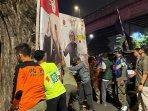 KPU-Jatim-bersama-Bawaslu-dan-pihak-terkait-melakukan-pembersihan-APK-seiring-memasuki-masa-tenang.jpg