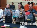 Kabidhumas-Polda-Jatim-Kombes-Pol-Jules-Abraham-Abast-beber-barang-bukti-pengoplosan-elpiji.jpg
