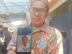 Kakak-Rofiq-sekaligus-paman-Daul-Milal-Syaiful-Arifin-menunjukkan-foto-Daul-Millal.jpg
