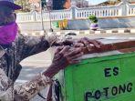 Kakek-Samsuri-yang-naik-sepeda-ontel-jualan-es-potong-kini-akhirnya-mulai-kembali-berjualan.jpg