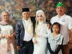 Kakek-Sondani-dan-Fia-saat-berfoto-dengan-keluarga-besarnya.jpg