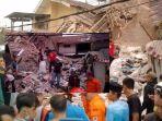 Kakek-berusia-58-tahun-sempat-terperangkap-di-dalam-rumah-tiga-lantai-yang-ambruk.jpg
