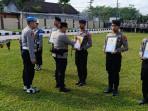 Kapolres-Blitar-AKBP-Arif-Fazlurrahman-mencoret-tanda-silang-pada-foto-anggota.jpg