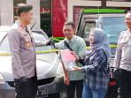 Kapolres-Jember-AKBP-Bobby-A-Condroputra-serahkan-kunci-mobil-kepada-pasutri-di-Jember.jpg