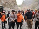 Kapolres-Magetan-AKBP-Raden-Erik-Bangun-Prakasa-meninjau-proses.jpg