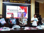 Kapolres-Pacitan-AKBP-Wildan-menunjukkan-barang-bukti-bapak-bejat-rudapaksa-anak-tiri.jpg