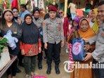 Kapolres-Trenggalek-AKBP-Gathut-Bowo-Supriyono-menyalurkan-bantuan-sosial-ke-warga.jpg