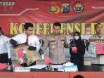 Kapolres-Tuban-AKBP-Rahman-Wijaya-saat-tunjukkan-barang-bukti-pencurian.jpg