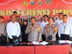 Kapolres-Tuban-AKBP-Suryono-dan-jajaran-saat-konferensi-pers-di-Mapolres-Tuban.jpg