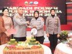 Kapolres-Tuban-AKBP-William-Cornelis-Tanasale-menyerahkan-potongan-tumpeng-kepada-AKP-Sumiaju.jpg