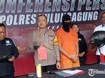 Kapolres-Tulungagung-AKBP-Taat-Resdi-dua-dari-kiri-menunjukkan-celurit.jpg