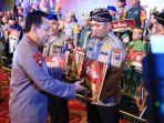 Kapolri-Jenderal-Listyo-Sigit-Prabowo-memberikan-penghargaan-kepada-Biro-SDM-Polda-Jatim.jpg