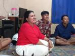 Kapolsek-Bandar-Iptu-Diko-saat-menemui-keluarga-mempelai-wanita.jpg