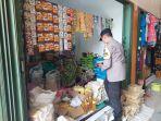Kapolsek-Gayam-Polres-Bojonegoro-Moch-Safii-saat-mengecek-harga-dan-ketersediaan-beras.jpg