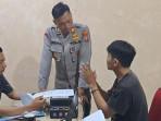 Kapolsek-Pakisaji-AKP-Indra-Subekti-memeriksa-keterangan-pelaku-pembobol-ATM.jpg