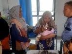 Kapolsek-Pasongongan-Sumenep-AKP-M-Haqqul-saat-mengecek-langsung-kondisi-bayi-di-madrasah.jpg