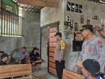 Kapolsek-Siman-AKP-Nanang-Budianto-saat-sosialisasi-kepada-masyarakat.jpg