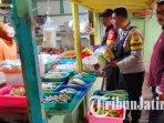 Kapolsek-Sukun-Kompol-Nyoto-Gelar-melakukan-pengecekan-harga-bahan-pokok-di-pasar-tradisional.jpg