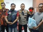 Kapolsek-Tambaksari-surabaya-Kompol-Ari-Bayuaji-memandu-jalannya-proses-Restorative-Justice.jpg