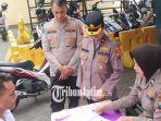 Kapolsek-Tenggilis-Mejoyo-Polrestabes-Surabaya-Kompol-Masdawati-Saragih-saat-layani-warga.jpg