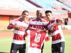 Kapten-Madura-United-Alberto-Goncalves-bersama-rekan-setim-selebrasi.jpg