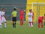 Kapten-tim-NZR-Sumbersari-FC-Gedhong-merah-saat-protes-wasit.jpg