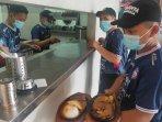 Karyawan-Waroeng-Steak-and-Shake-di-Kota-Malang-mengenakan-jersey-Arema-saat-HUT-Arema-ke-35.jpg