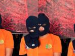 Karyawan-dan-Jukir-Sekongkol-Gadaikan-Emas-1014-Gram-Senilai-Rp-120-Juta-Pura-pura-Jadi-Pembeli.jpg