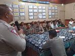 Kasat-Lantas-Polres-Pamekasan-AKP-L-Rahmad-Budiarto-saat-memberikan-pengarahan.jpg