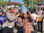 Kasatlantas-Polres-Trenggalek-AKP-Sony-Suhartanto-membagikan-helm-baru-kepada-pengendara.jpg