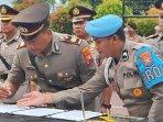 Kasatlantas-Polres-Trenggalek-AKP-Sony-Suhartanto-menandatangani-berita-acara.jpg