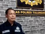 Kasi-Humas-Polres-Tulungagung-Iptu-M-Anshori-menjelaskan-kasus-penangkapan-terduka-pengedar-miras.jpg