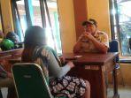Kasi-Ops-Satpol-PP-Bondowoso-saat-memberikan-pembinaan-terhadap-warga-Bondowoso.jpg