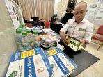 Kasi-layanan-konsumsi-daker-Madinah-Suviyanto-saat-memeriksa-sample-makanan.jpg