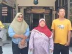 Kasmiati-Jilbab-merah-dan-Bayu-Arsita-jilbab-kuning-usai-mediasi-di-Polsek-Jogoroto.jpg