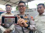 Kasubnit-SIM-Polresta-Malang-Kota-Iptu-Syaikhu-Roji-saat-menunjukkan-contoh-tampilan-SIM.jpg