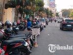 Kawasan-parkir-di-koridor-Jalan-Basuki-Rahmat-atau-Kayutangan-Kota-Malang.jpg