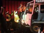 Gagal Menyalip, Truk Kontainer Tabrak Truk Boks di Banyuwangi, Sopir Terjepit Sampai 3 Jam