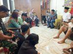 Kedua-belah-pihak-yaitu-warga-dan-oknum-mahasiswa-saat-dilakukan-mediasi.jpg