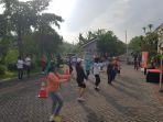 Kegiatan-Zumba-massal-ini-digelar-di-depan-sport-center-Perumahan-Wisata-Semanggi.jpg