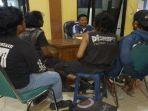 Kelima-anak-punk-saat-diberi-pembinaan-dikantor-Sat-Pol-PP.jpg