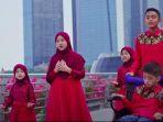 Keluarga-Nahla-melantunkan-Al-Hijrotu.jpg